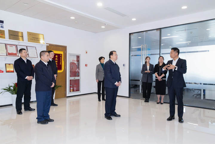 上海市长龚正一行察看AI知名人力资源服务公司领航国际的AI赋能人力资源数据动态分析平台